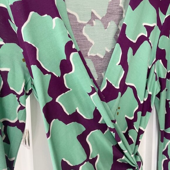 DVF Purple and Green Patterned Wrap Dress - 100% Silk, Size 8 - Picture 2 of 11
